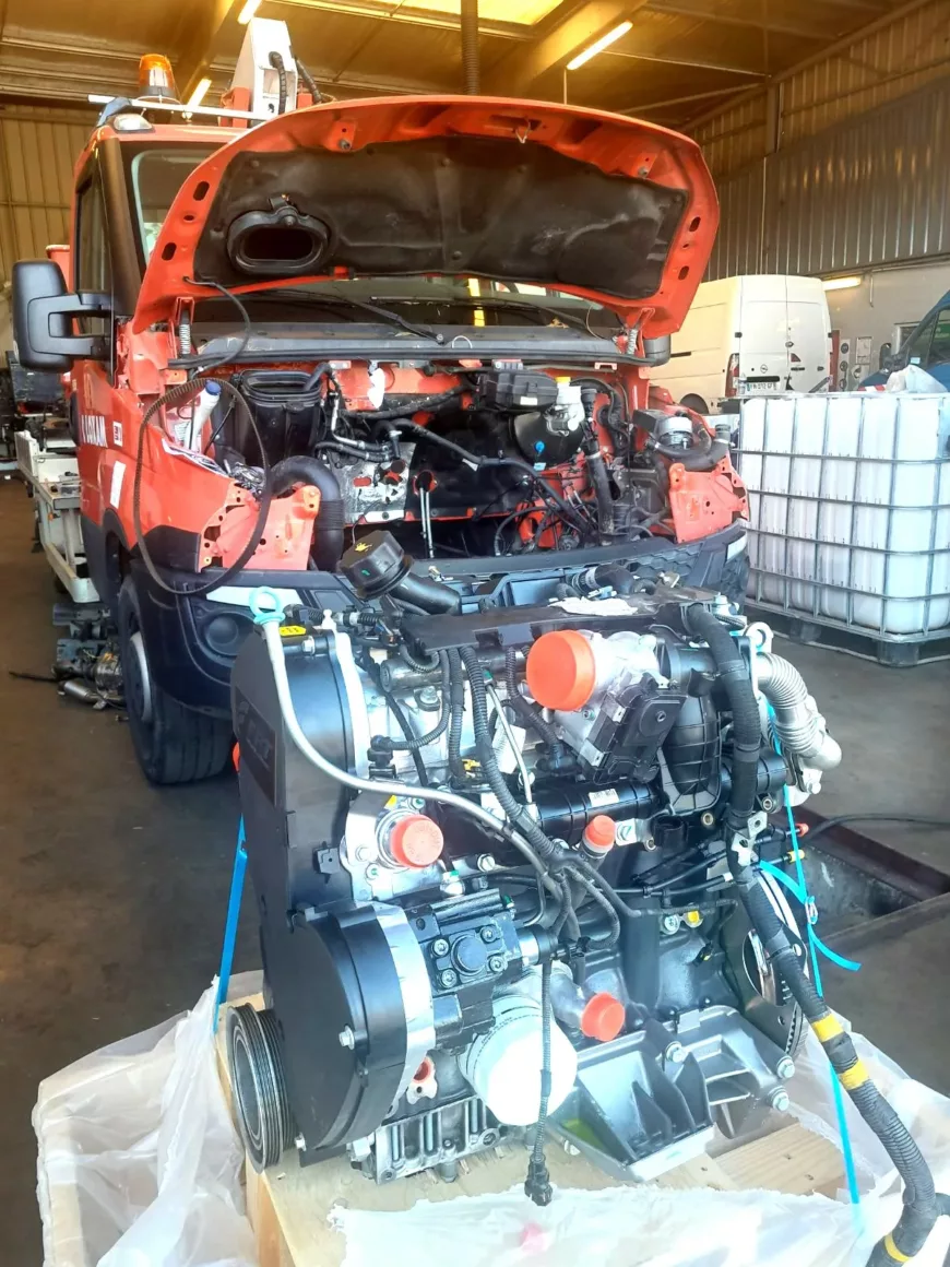 Notre équipe est en plein remplacement d’un moteur sur un Iveco Daily.